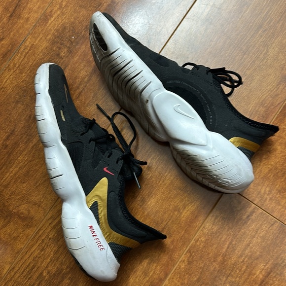 Women’s Nike Free Black and Metallic Gold Running Shoes 5.0 Sz 7 - Picture 4 of 5